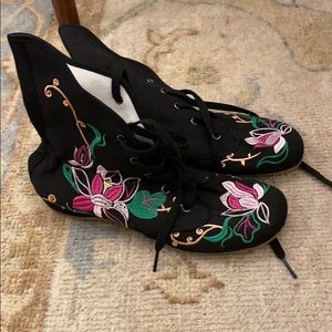Embroidered fabric shoes